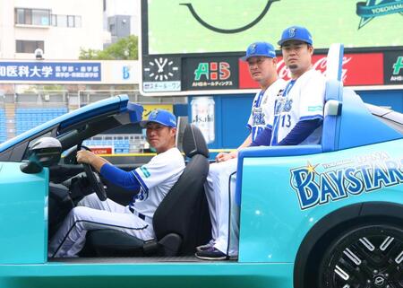 新型リリーフカーに乗車する（左から）相川監督、筒香、伊勢（撮影・石井剣太郎）