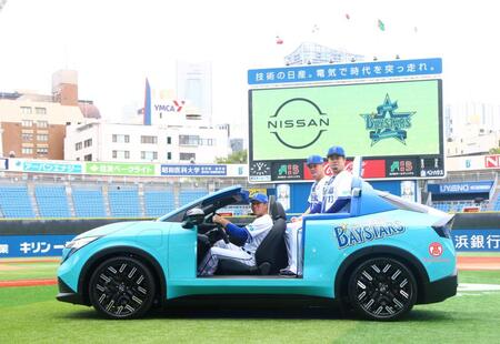 新型リリーフカーに乗車する（左から）相川監督、筒香、伊勢（撮影・石井剣太郎）