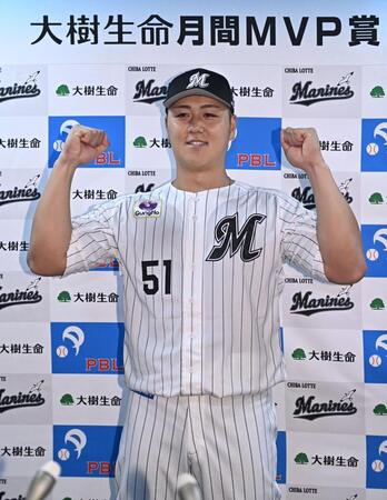 月間ＭＶＰ賞を受賞しガッツポーズを決める山口（撮影・開出牧）