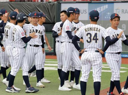 フィリピンに大勝し、タッチを交わす高校日本代表の選手たち＝台北（共同）