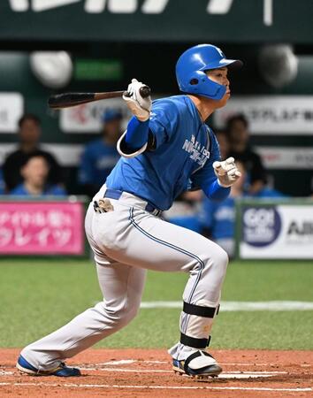 ２回、右前にプロ初安打を放つ柴田