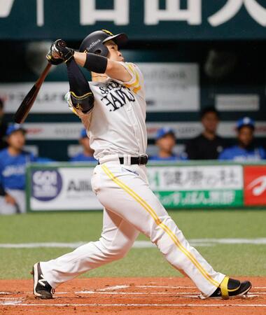 １回、近藤が右越えに先制ソロを放つ