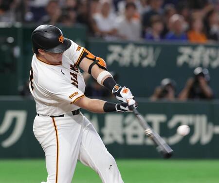 ３回、ダルベックは左越えにソロを放つ（撮影・佐々木彰尚）