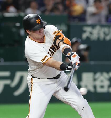 １回、ダルベックは右前打を放つ（撮影・佐々木彰尚）