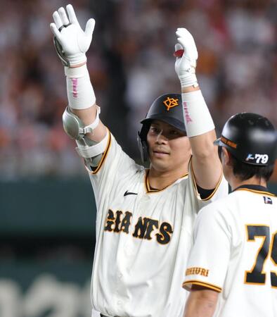 １回、適時打を放ち喜ぶ大城（撮影・佐々木彰尚）