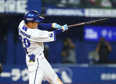 ６回、３ランを放つ井上（撮影・石井剣太郎）