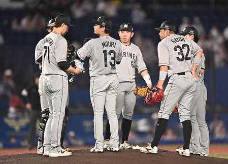 １回、村林に四球を与え満塁のピンチを迎えた毛利（１３）＝撮影・開出牧