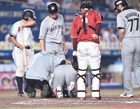 ７回、死球を受け痛みに耐える西川（撮影・開出牧）