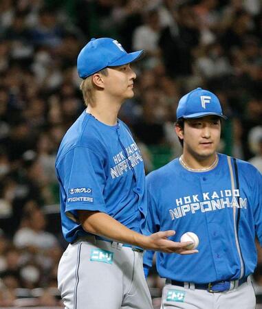 ４回途中、降板する達（左）