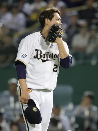 ４回、ネビンに死球を与え、苦しそうな表情の九里（撮影・坂部計介）