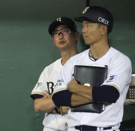 ４回、５点を失い、ガックリの岸田監督（左）＝撮影・坂部計介