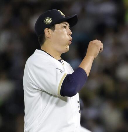 ４回、一挙に５点を奪われ、マウンドで苦しそうな表情を見せる九里（撮影・坂部計介）