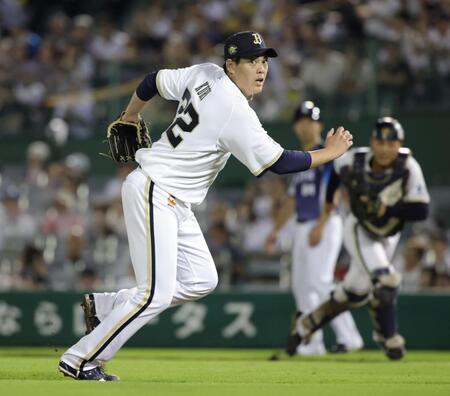 ３回、小島の捕ゴロで二走・カナリオが三塁を回ったのを見てベースカバーに走る九里（撮影・坂部計介）