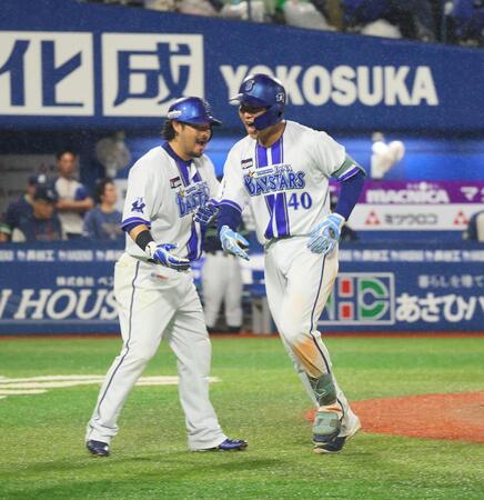 ６回、３ランを放った井上（右）と宮崎（撮影・石井剣太郎）