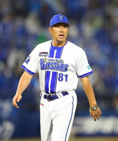 ６回、石田裕の交代を告げる相川監督（撮影・石井剣太郎）