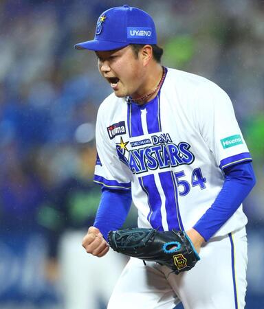 ５回、ピンチを切り抜け吠える石田裕（撮影・石井剣太郎）