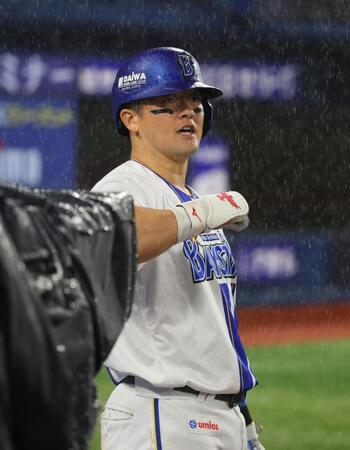 ６回、３ランを放ちポーズをとる牧（撮影・石井剣太郎）