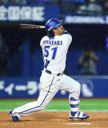 ３回、勝ち越し犠飛を放つ宮崎（撮影・石井剣太郎）