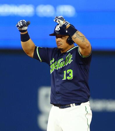 １回、先制適時二塁打を放ったオスナはポーズをとる（撮影・石井剣太郎）