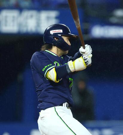 ５回、同点適時打を放つ長岡（撮影・石井剣太郎）