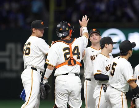 勝利に喜ぶ巨人ナイン（撮影・佐々木彰尚）