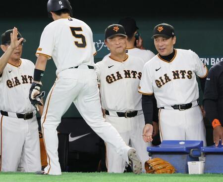 ６回、生還した門脇（５）とタッチを交わす橋上監督代行（中央）