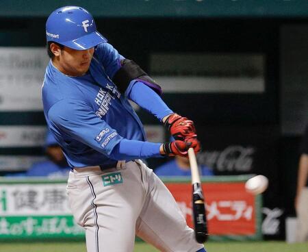 ２回、有薗が右中間に適時二塁打を放つ
