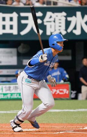 ２回、柴田が右前にプロ初安打を放つ