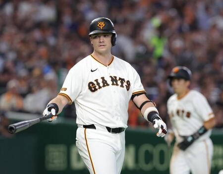 ６回、ダルベックは押し出し四球を選ぶ（撮影・佐々木彰尚）
