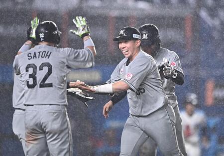７回、勝ち越しの左越え満塁弾を放ちナインとタッチを交わす寺地（右手前）＝撮影・開出牧