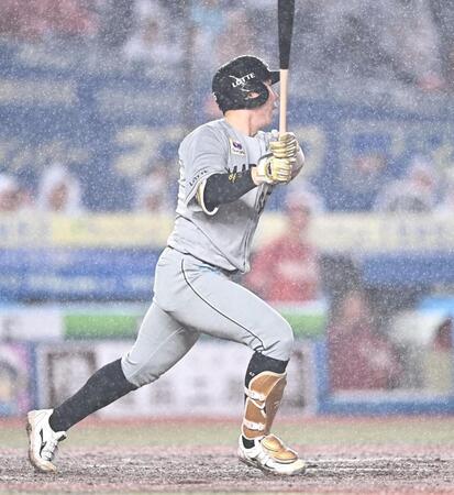 ７回、勝ち越しの左越え本塁ホームランを放つ寺地（撮影・開出牧）