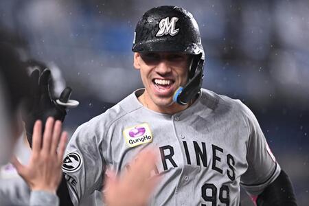 ８回、左越え２ランを放ちナインとタッチを交わすソト（撮影・開出牧）