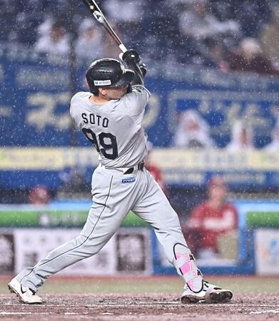 ８回、左越え２ランを放つソト（撮影・開出牧）