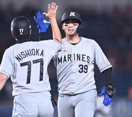 ４回、同点の中前適時打を放ち西岡コーチ（左）とタッチを交わす井上（撮影・開出牧）