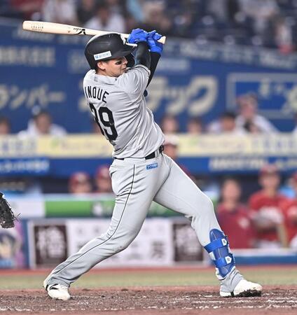 ４回、同点の中前適時打を放つ井上（撮影・開出牧）