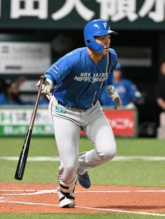 ２回、右前にプロ初安打を放つ柴田