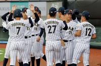 フィリピンに大勝し、タッチを交わす高校日本代表の選手たち＝台北（共同）