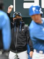 ２回、柴田がプロ初安打を記録したボールを受け取る新庄監督
