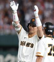１回、適時打を放ち喜ぶ大城（撮影・佐々木彰尚）