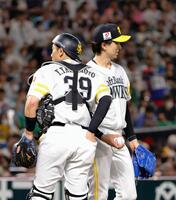 ２回、有薗に適時打を許し捕手・山本祐と話す上沢