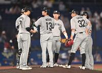 １回、村林に四球を与え満塁のピンチを迎えた毛利（１３）＝撮影・開出牧