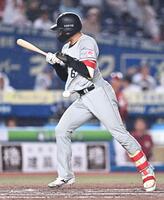 ７回、死球を受ける西川（撮影・開出牧）