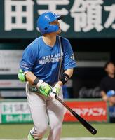 ３回、清宮幸が右中間に本塁打を放つ