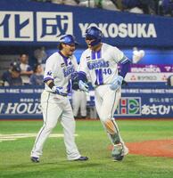 ６回、３ランを放った井上（右）と宮崎（撮影・石井剣太郎）