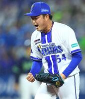 ５回、ピンチを切り抜け吠える石田裕（撮影・石井剣太郎）
