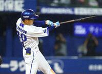 ６回、３ランを放つ井上（撮影・石井剣太郎）
