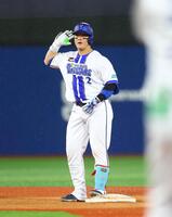 ３回、中前打を放った牧（撮影・石井剣太郎）