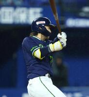 ５回、同点適時打を放つ長岡（撮影・石井剣太郎）