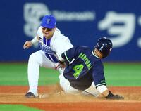 ３回、二盗に失敗する丸山（右）。左は牧（撮影・石井剣太郎）