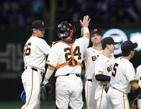 勝利に喜ぶ巨人ナイン（撮影・佐々木彰尚）